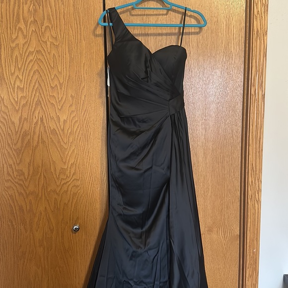 Ruched One-shoulder Formal dress - Picture 8 of 9